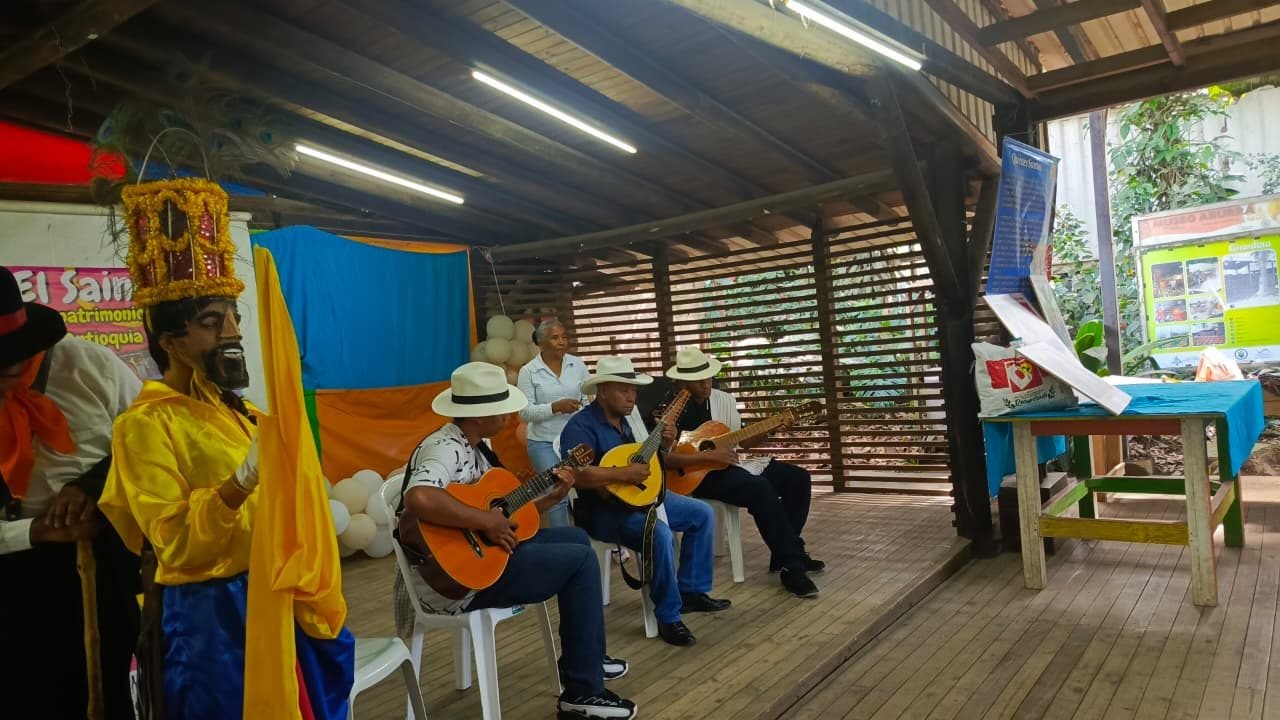 Grupo musical de cuerda del sainete tocando guitarras y bandola